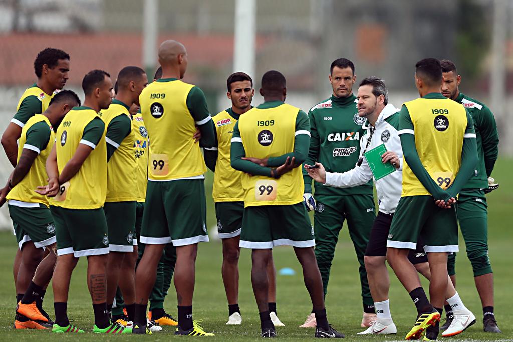 Elenco conversa com o técnico Argel Fucks. | Albari Rosa/Gazeta do Povo