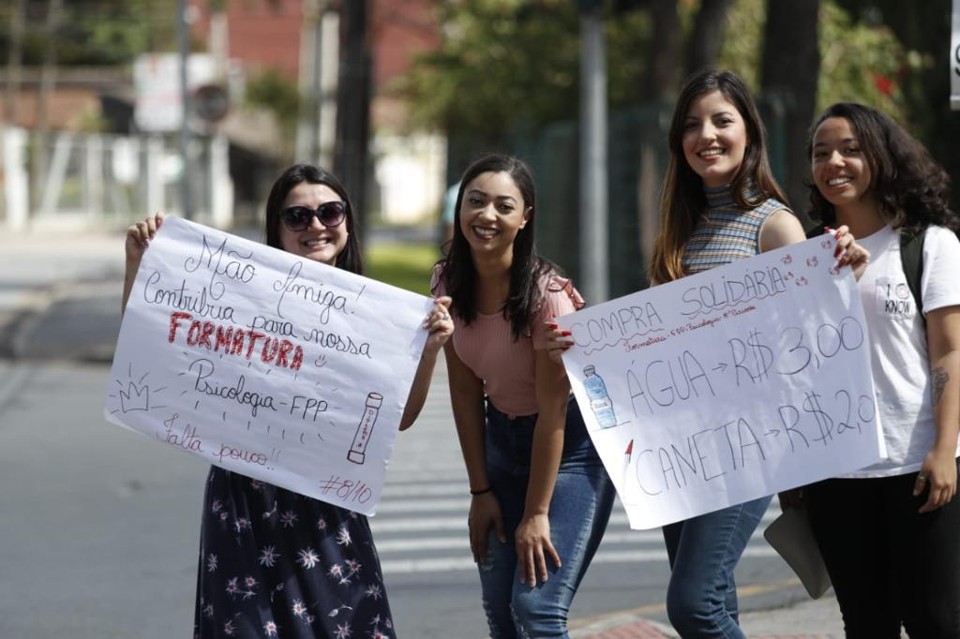 Formandas de psicologia venderam água e canetas em frente a local de prova do Enem. | Jonathan Campos/Gazeta do Povo