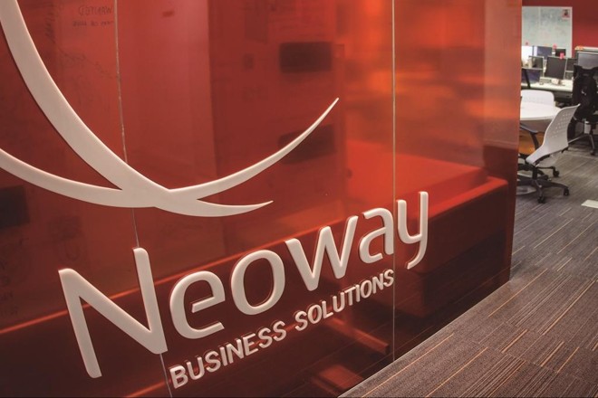 Logo da Neoway na entrada de um dos escritórios da empresa. | Neoway/Divulgação