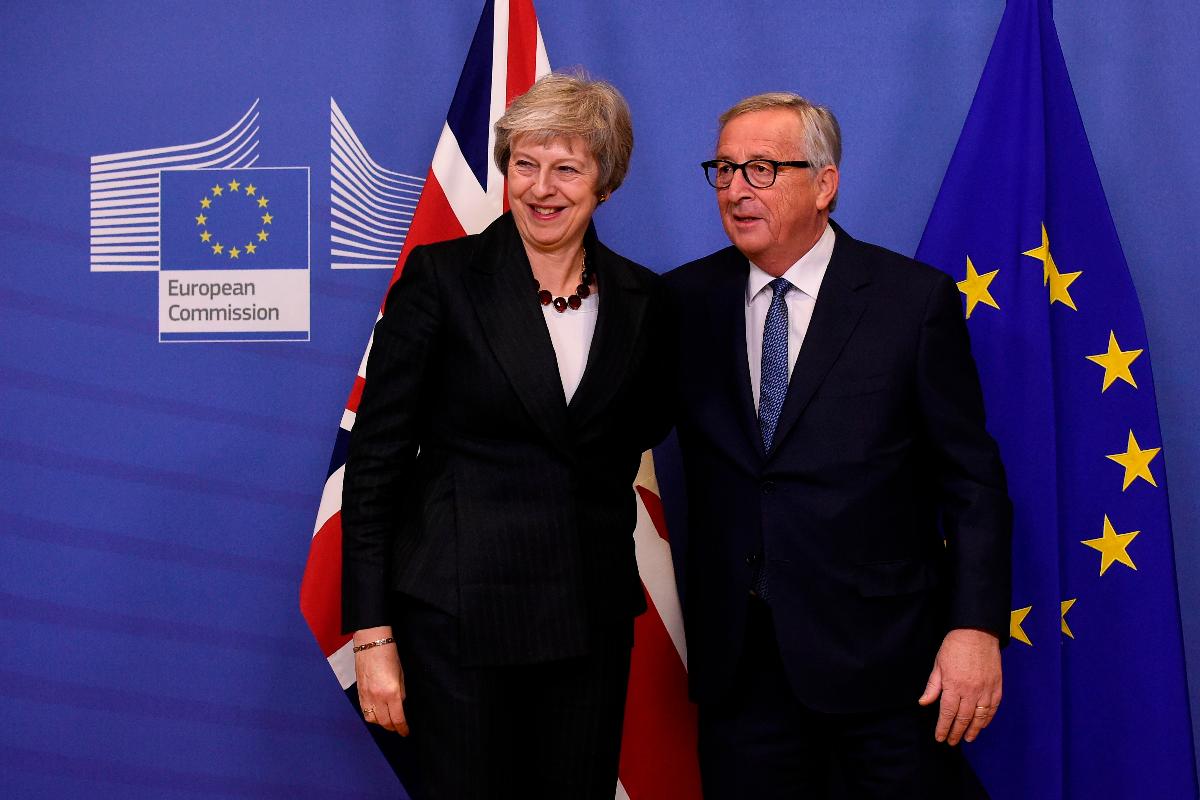 Primeira-ministra do Reino Unido, Theresa May, e o presidente da Comissão da União Europeia, Jean-Claude Juncker, discutiram planos para o Brexit nesta quarta-feira (21) | JOHN THYS/AFP