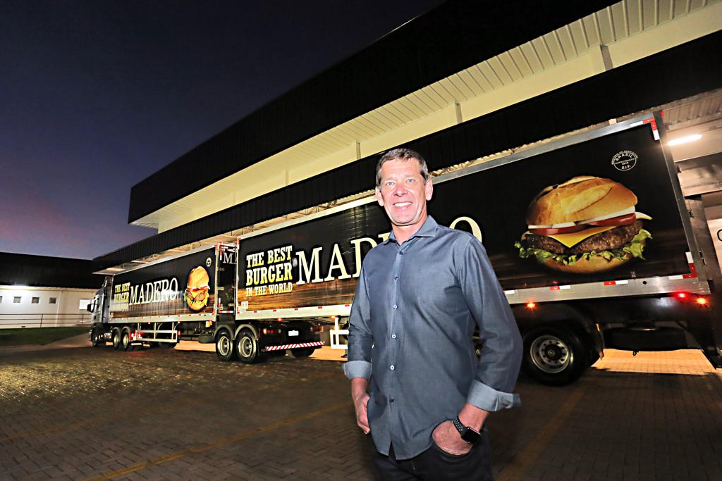 Durski, do Madero, em frente a um dos caminhões próprios do grupo. | Albari Rosa/Gazeta do Povo