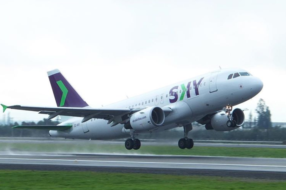 A  primeira rota que começou a ser operada liga a capital Santiago, no Chile, ao Rio de Janeiro, no aeroporto do Galeão. Essa rota será operada cinco vezes por semana com uma aeronave Airbus 320, cuja capacidade é de 186 passageiros. | Foto: Skay Airline Instagram/