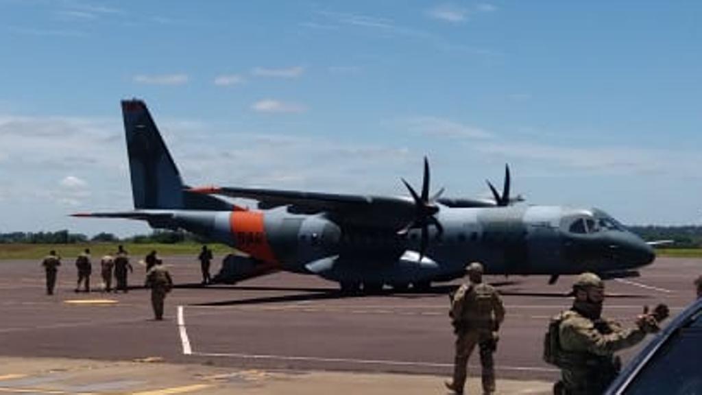 Suspeitos detidos são levados para avião rumo à penitenciária. | PF/Divulgação