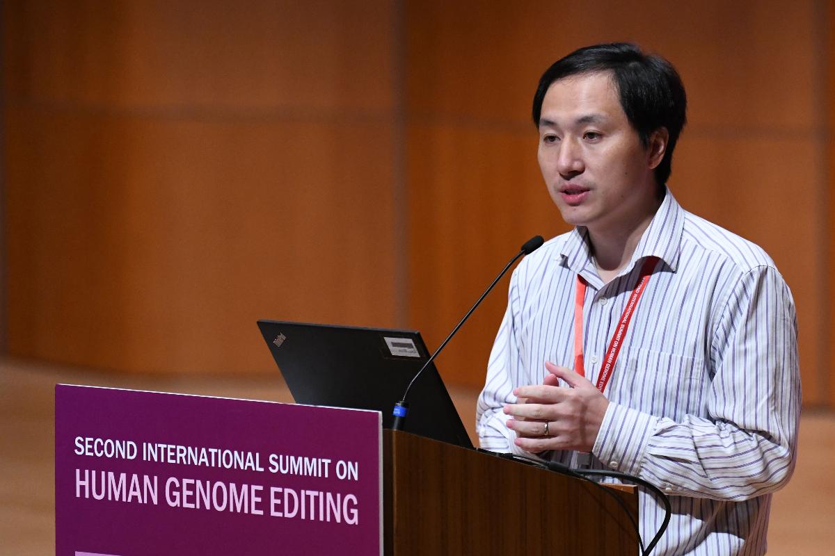 O cientista chinês He Jiankui fala na Segunda Cúpula Internacional sobre Edição do Genoma Humano, em Hong Kong, em 28 de novembro de 2018. | ANTHONY WALLACE/AFP
