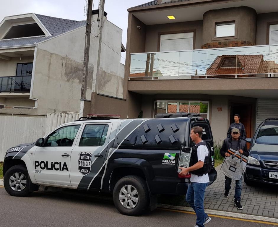 Policiais cumprem mandado contra pornografia infatil em Curitiba na operação internacional. | Polícia Civil/