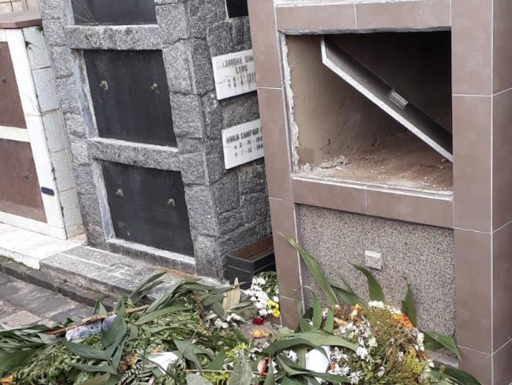 Vândalos quebraram túmulos, vasos e vidros do Cemitério Água Verde. | Divulgação/SMCS