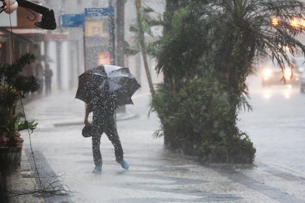 Segundo a Defesa Civil, foram 11,2 milhões de mensagens enviadas somente para Curitiba e região | Felipe Rosa/Tribuna do Paraná