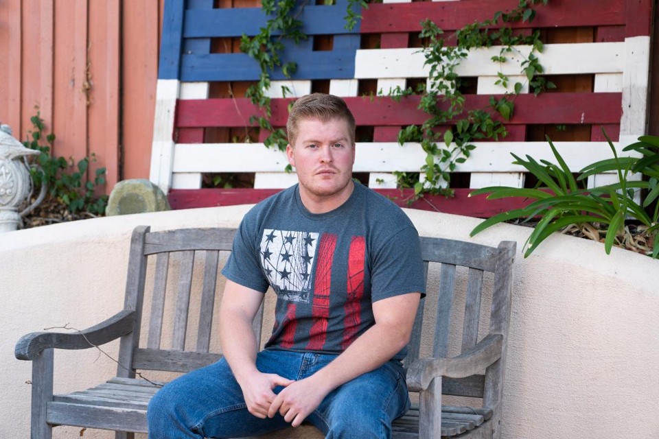 Davis Anderson, 23 anos, sobrevivente do massacre no Borderline Bar & Grill e do tiroteio no festival de música em Las Vegas | Philip Cheung / The Washington Post