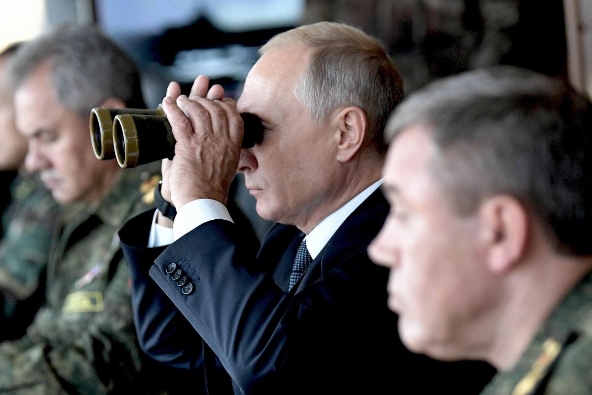 Presidente da Rússia, Vladimir Putin, observa os exercícios militares Vostok 2018, em setembro | ALEXEY NIKOLSKY/AFP