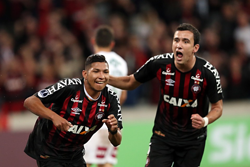 Rony, autor do segundo gol do Furacão, comemora com Pablo. | Albari Rosa/Gazeta do Povo/