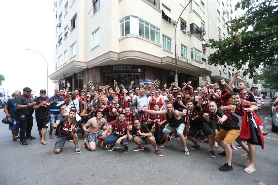 Torcida do Atlético estava reunida em bar em Copacabana | Albari Rosa, enviado especial/Gazeta do Povo