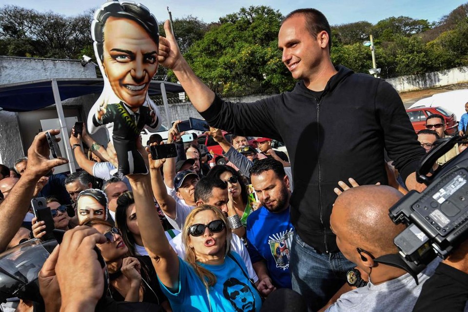 O que o caçula dos 3 filhos políticos de Bolsonaro pensa sobre Moro, MST e comunismo Deputado federal Eduardo Bolsonaro foi reeleito com 1,8 milhão de votos em São Paulo. Ele é político o mais bem votado da história da Câmara . | Nelson Almeida/AFP