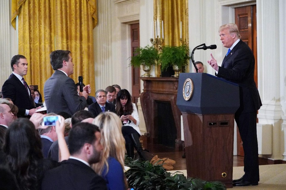 O predidente Trump entra em um debate acalorado com o correspondente da Casa Branca para a CNN Jim Acosta | MANDEL NGAN / AFP