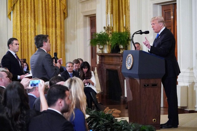 O predidente Trump entra em um debate acalorado com o correspondente da Casa Branca para a CNN Jim Acosta | MANDEL NGAN / AFP