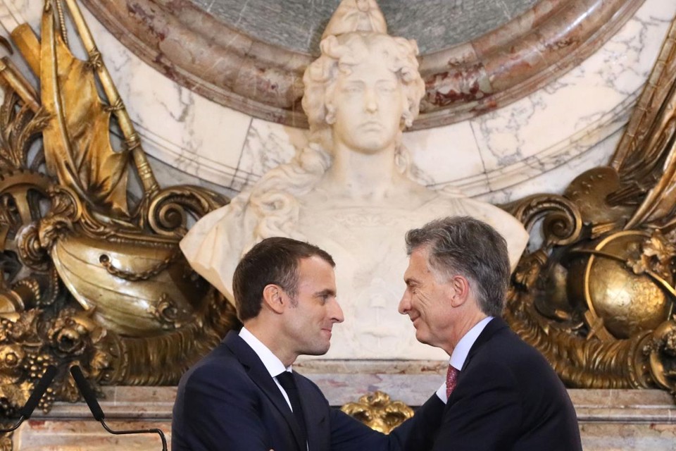 Emmanuel Macron, presidente da França (à esquerda), e Mauricio Macri, presidente da Argentina, se cumprimentam durante coletiva de imprensa na Casa Rosada, em Buenos Aires | Presidência da Argentina / AFP