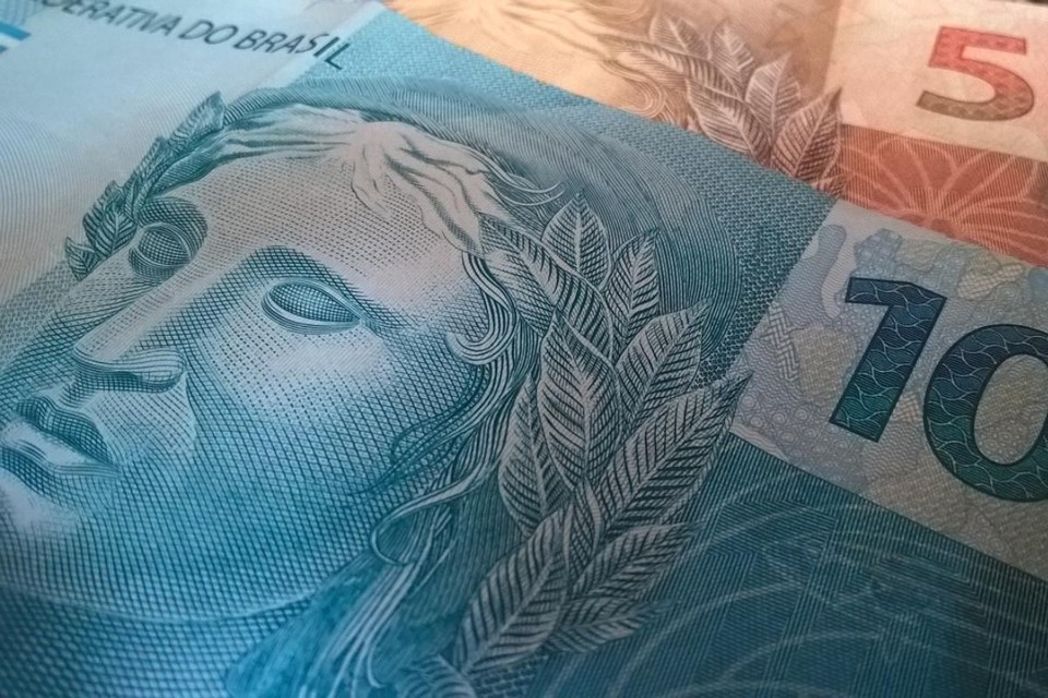 Menos da metade dos brasileiros tem como levantar dinheiro para emergência Notas de R$ 50 e R$ 100 | Pixabay