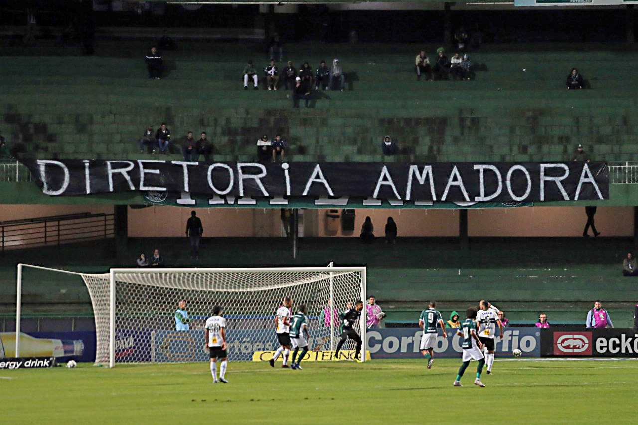 Protestos marcaram o jogo entre Coritiba x Goiás. | Albari Rosa/Gazeta do Povo/