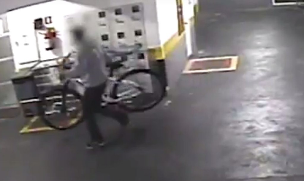 Furto de bicicleta em garagem de um prédio em Curitiba: cadastro pode ajudar nas investigações | Reprodução/