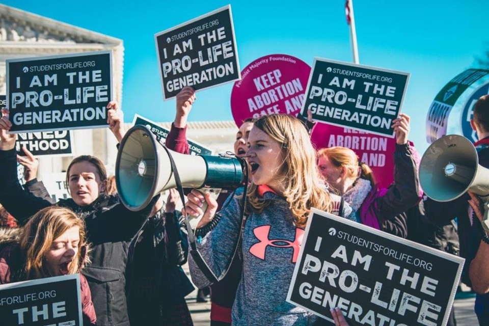 Students for Life (Estudantes pela Vida) é uma das maiores organizações contra o aborto nos Estados Unidos. Todos os anos, centenas de membros se reunem na Marcha pela Vida em Washington | Divulgação/Students for Life