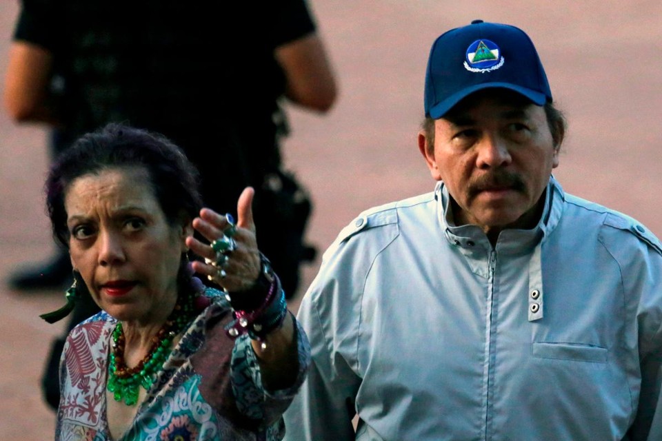 A vice-presidente da Nicarágua, Rosario Murillo, ao lado de seu marido, o presidente Daniel Ortega, em Manágua, setembro de 2018 | INTI OCON / AFP