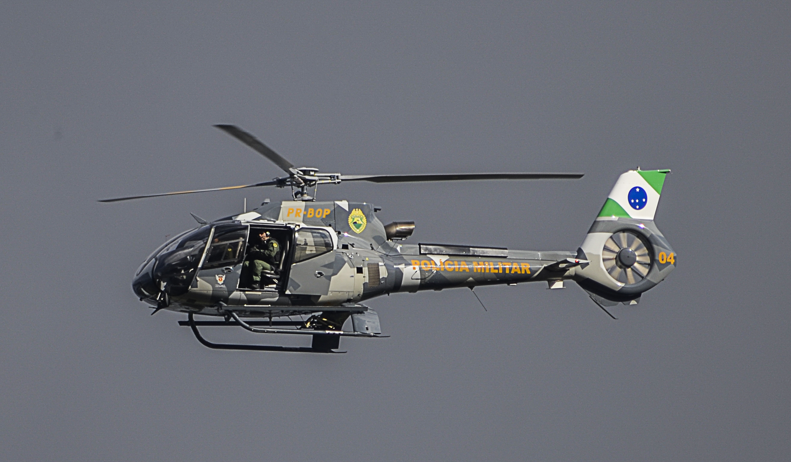 Helicóptero do BPMOa prestou apoio aos bombeiros após o primeiro corpo ser encontrado. | Maicon J. Gomes/Gazeta do Povo