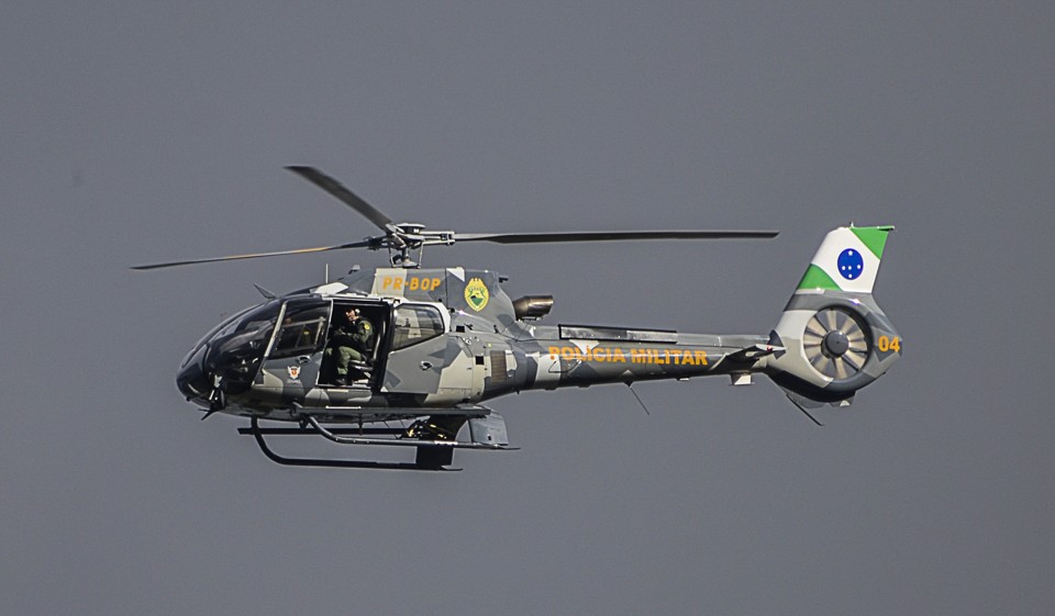 Helicóptero do BPMOa prestou apoio aos bombeiros após o primeiro corpo ser encontrado. | Maicon J. Gomes/Gazeta do Povo