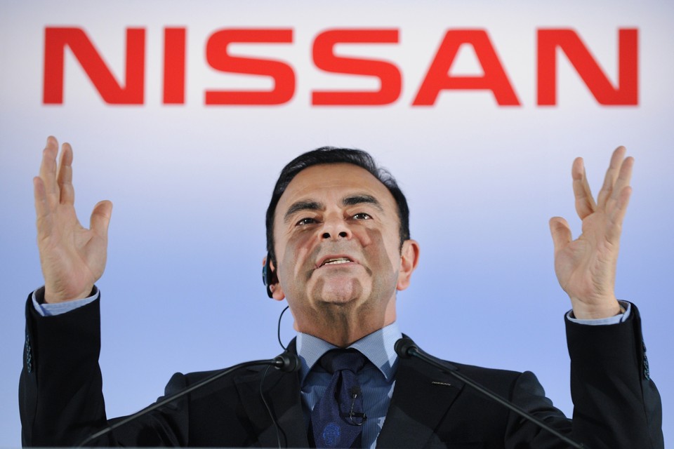 Carlos Ghosn gesticula durante apresentação em 2012 | TORU YAMANAKA/AFP