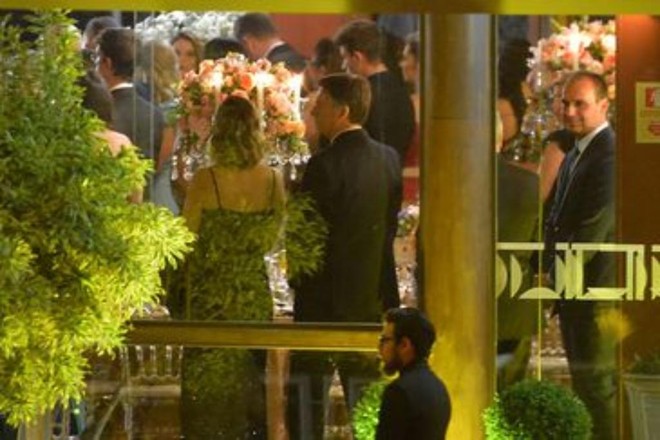 Bolsonaro e Michelle estiveram no casamento de Onyx Lorenzoni em Brasília na quinta-feira (23). | Marcello Casal jr/Agência Brasil/
