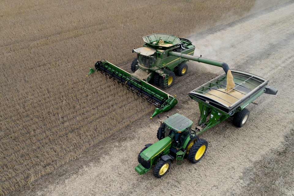 Gigante do agronegócio mostra que há
dinheiro a se ganhar na guerra comercial Colheita de soja no meio oeste americano | Daniel Acker/Bloomberg