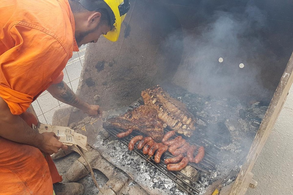 Trabalhador prepara o almoço para seus colegas no centro de Buenos Aires | Pablo Gonzalez / Bloomberg