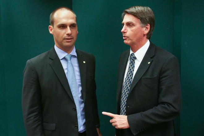 Eduardo e Jair Bolsonaro. | Fabio Rodrigues Pozzebom/Agencia Brasil