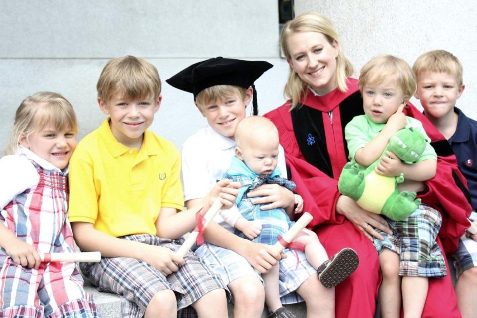 A professora Catherine Pakaluk, da Universidade Católica da América, lançou uma hashtag com a fotografia na qual vestia sua beca, e estava rodeada por seis dos seus “oito filhos por opção”. Pakaluk tem mestrado e doutorado pela Universidade de Harvard | Reprodução Twitter