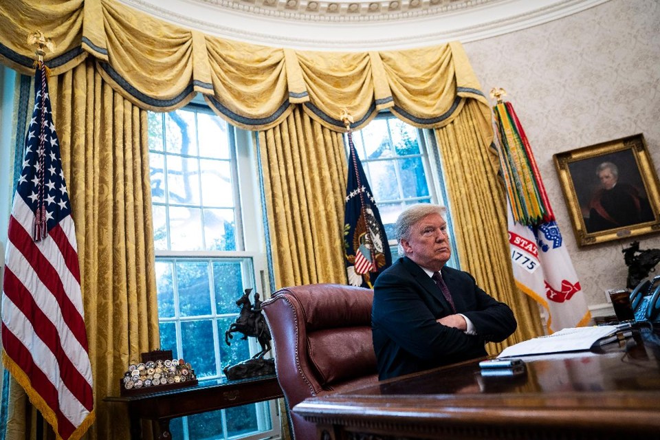 O presidente Donald Trump fala com jornalistas do Washington Post no Salão Oval, na Casa Branca (Washington), em 27 de novembro | Jabin Botsford / The Washington Post
