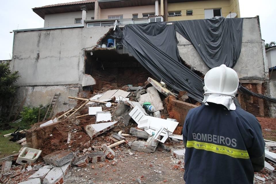 Dois sobrados desabam parcialmente no Vista Alegre e são interditados Chuvas recentes colaboram com a queda e na última semana, muro da residência havia cedido | Colaboração/Valquir Kiu Aureliano/