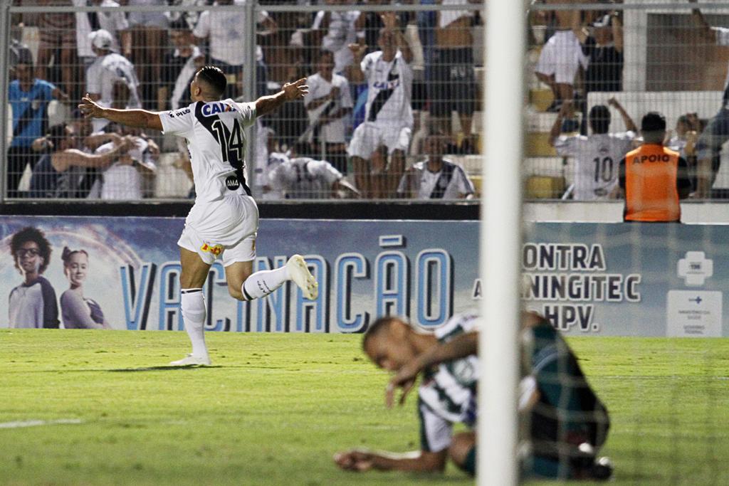 Gol contra de Leandro Silva logo no início dificultou a vida do Coritiba. | LUCIANO CLAUDINO/ESTADÃO CONTEÚDO
