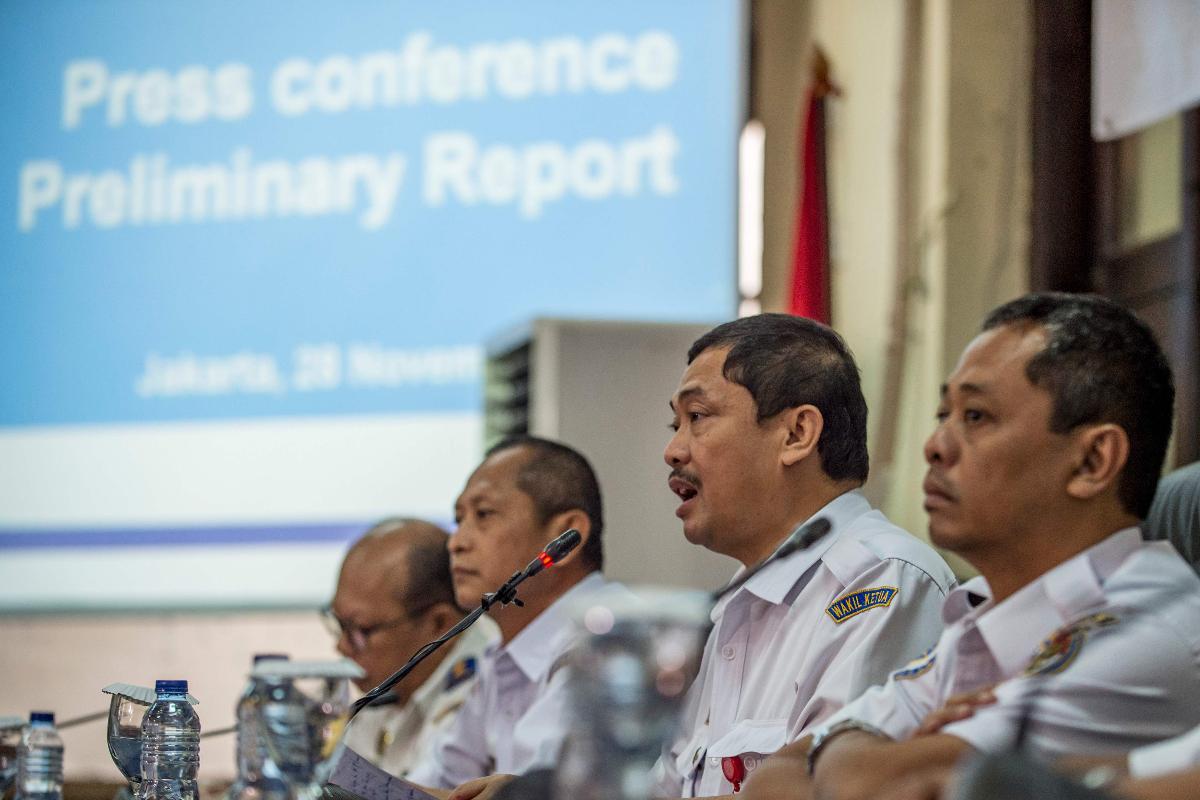 Representantes da Comissão Nacional de Segurança nos Transportes da Indonésia apresentam um relatório preliminar sobre o voo 610 da Lion Air durante uma coletiva de imprensa em Jacarta | BAY ISMOYO/AFP