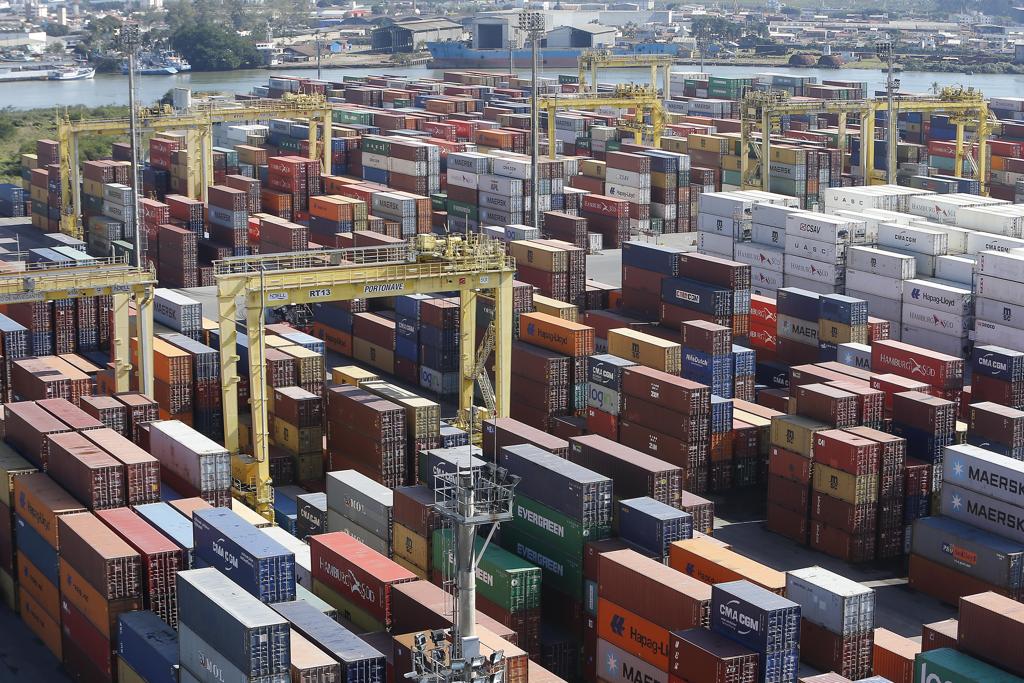 Embora a China importe principalmente produtos básicos do Brasil, já sinalizou que quer diversificar compras nos próximos anos. Na foto, a movimentação de contêineres no Porto de Navegantes, Santa Catarina. | Albari Rosa/gazeta do povo