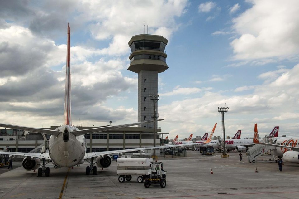 O governo planeja expandir dos atuais 34 para até 39 slots (autorizações de pousos e decolagens) por hora, o que tem potencial para aumentar a concorrência entre as  aéreas que operam em Congonhas. | AFP PHOTO/Yasuyoshi CHIBA