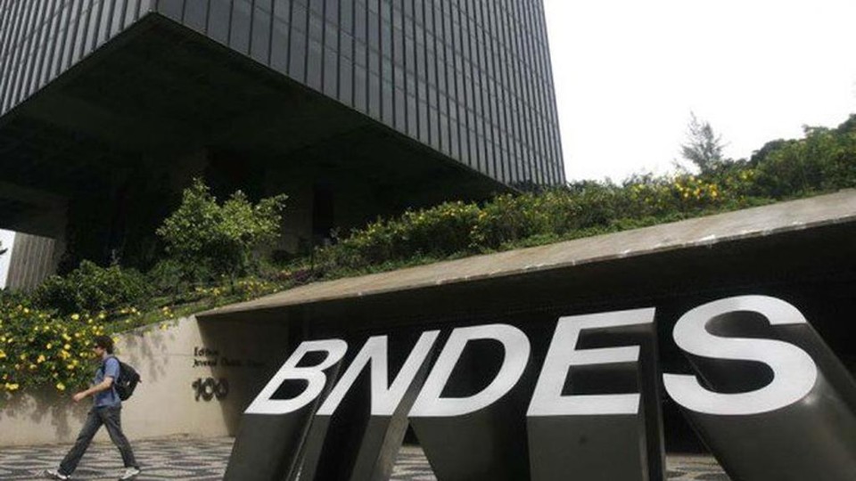 Bolsonaro repete promessa de “abrir caixa-preta do BNDES” | /