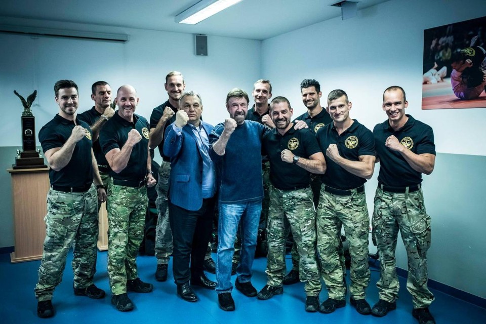 O primeiro-ministro da Hungria, Viktor Orbán (ao centro, de paletó), e o ator americano Chuck Norris posam com esquadrão de elite da unidade contraterrorismo húngara | Reprodução / Facebook / Viktor Orbán
