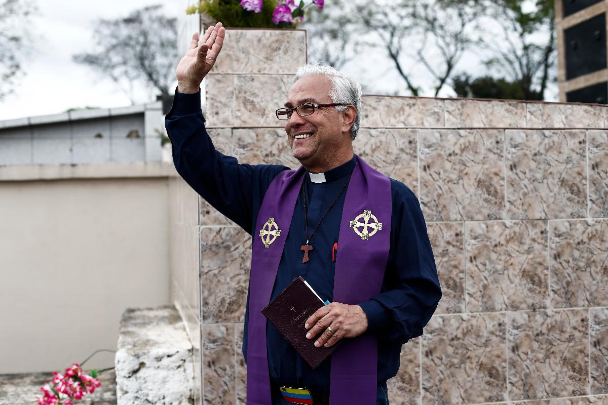 O sacerdote Misael Martinez, refugiado político da Venezuela. | André Rodrigues / 
Gazeta do Povo