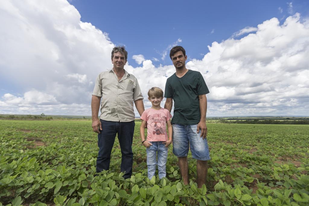 Família do produtor Ivaldo Oliveira, de Diamantino, no Médio Norte do Mato Grosso. Por enquanto, dos cinco filhos (três adultos), apenas o mais velho, Aelton, seguiu a profissão. | Fernando Zequinão/Gazeta do Povo