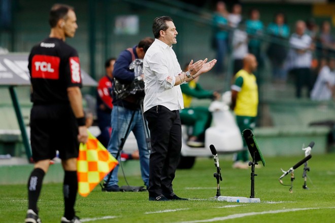 Técnico Argel Fucks no último jogo do Coritiba. | Marcelo Andrade/Gazeta do Povo/