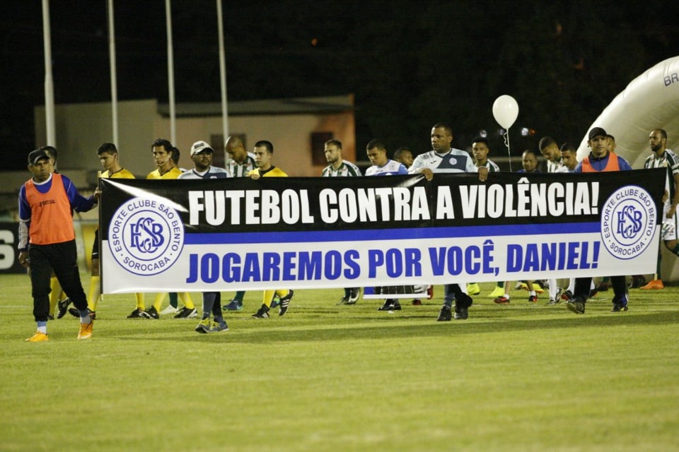 Jogadores entraram com faixa em homenagem ao ex-companheiro de clube. | Jesus Vicente/EC São Bento