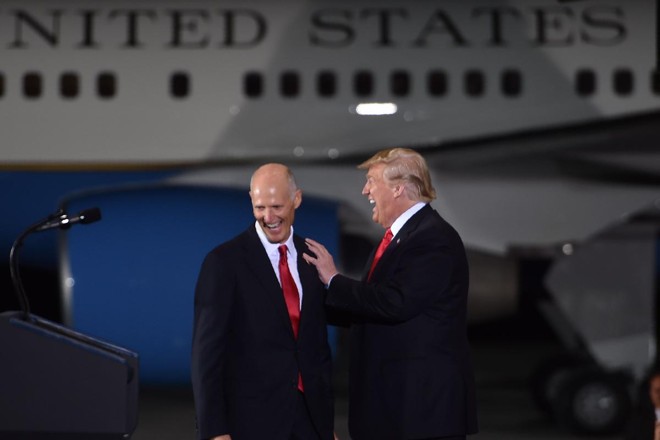 O governador da Flórida, Rick Scott, eleito para o Senado pelo estado, com o presidente dos EUA, Donald Trump | NICHOLAS KAMM/AFP