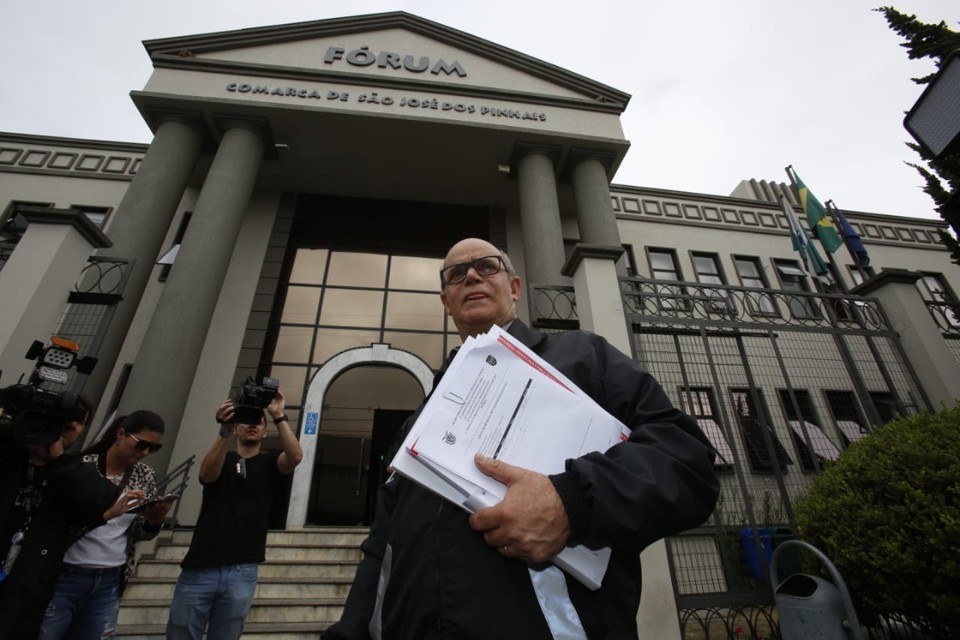O delegado Amadeu Trevisan entrega ao Ministério Público o relatório com 370 páginas sobre o assassinato do jogador Daniel. | Átila Alberti/Tribuna do Paraná