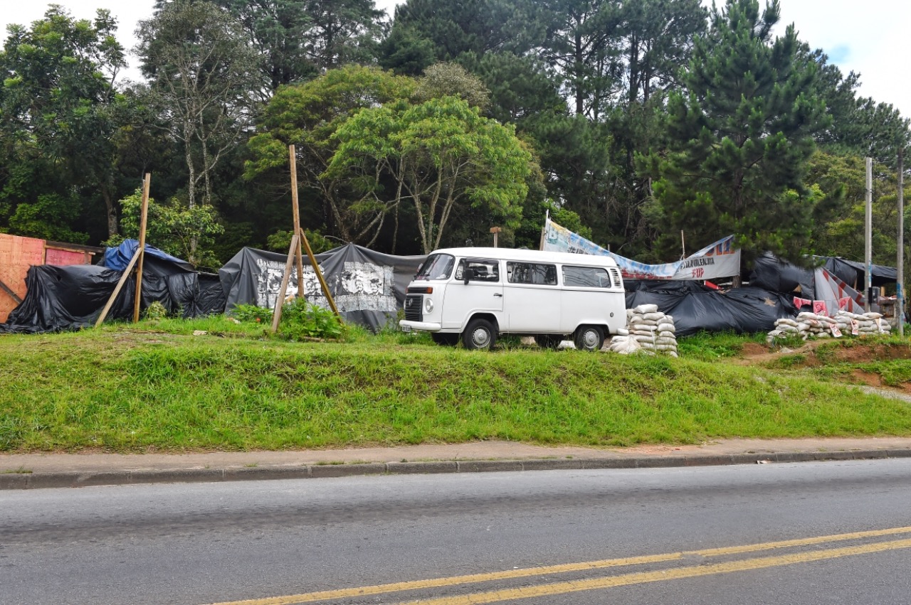 Vigília segue no bairro Santa Cândida após fim do acampamento | Dênis Ferreira Netto /Tribuna do Paraná