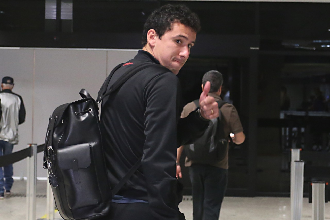 Atacante Pablo, do Atlético-PR, no embarque em Curitiba. | Albari Rosa/Gazeta do Povo/