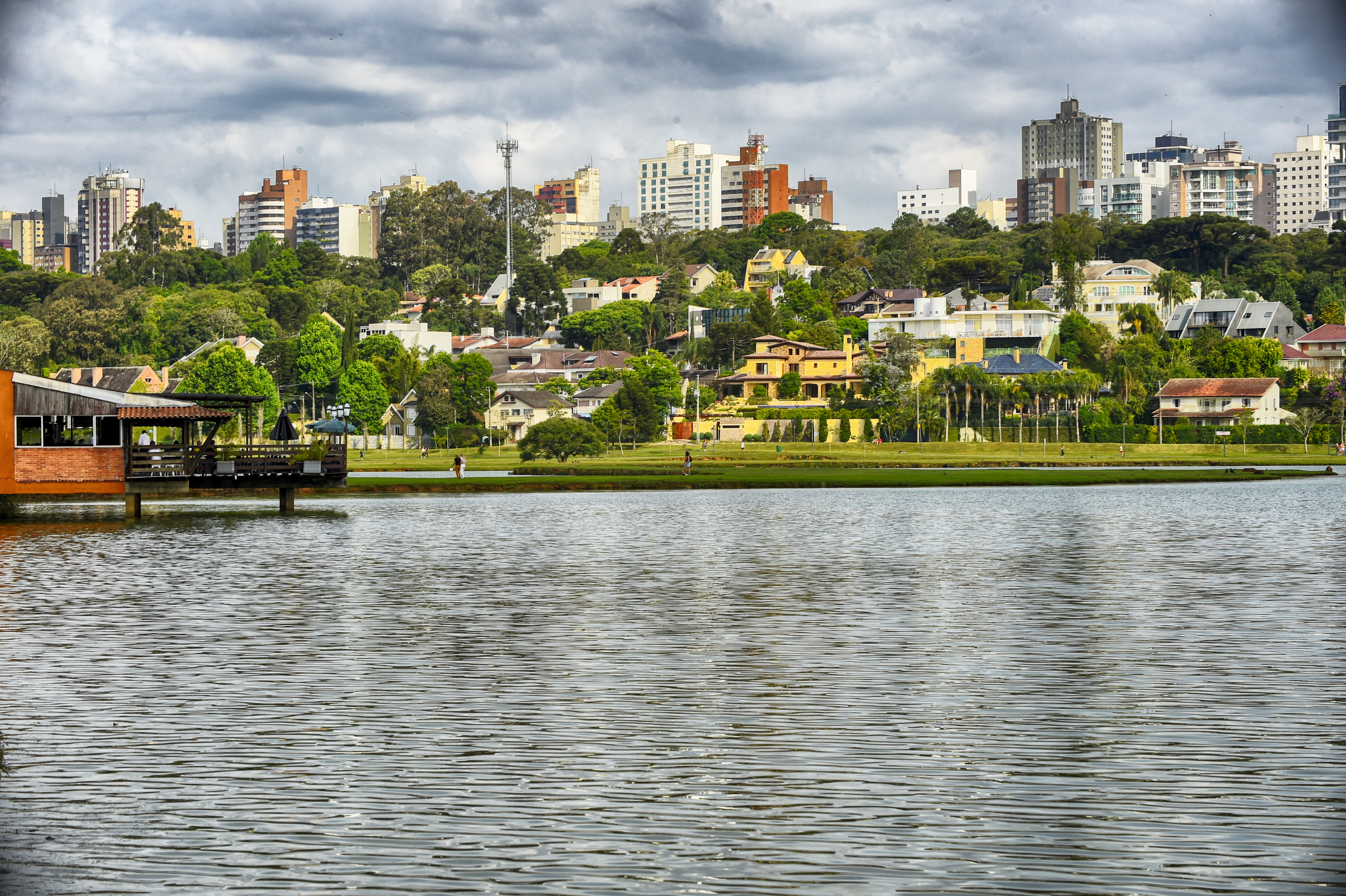 Parque Barigui: apesar do calor, previsão é de temporal com rajadas de vento em Curitiba. | Denis Ferreira Netto/Gazeta do Povo