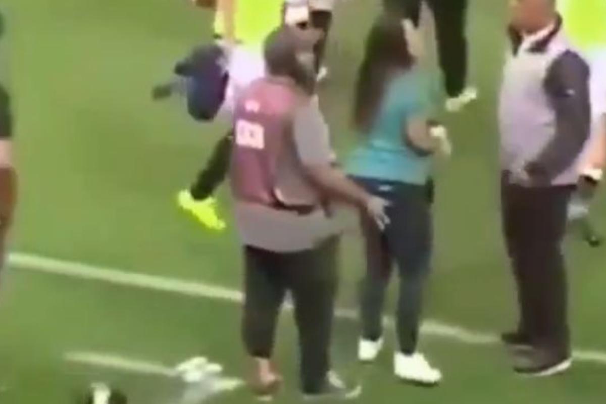 A imagem engana: o que parece assédio quase custou a carreira de um inocente | Reprodução